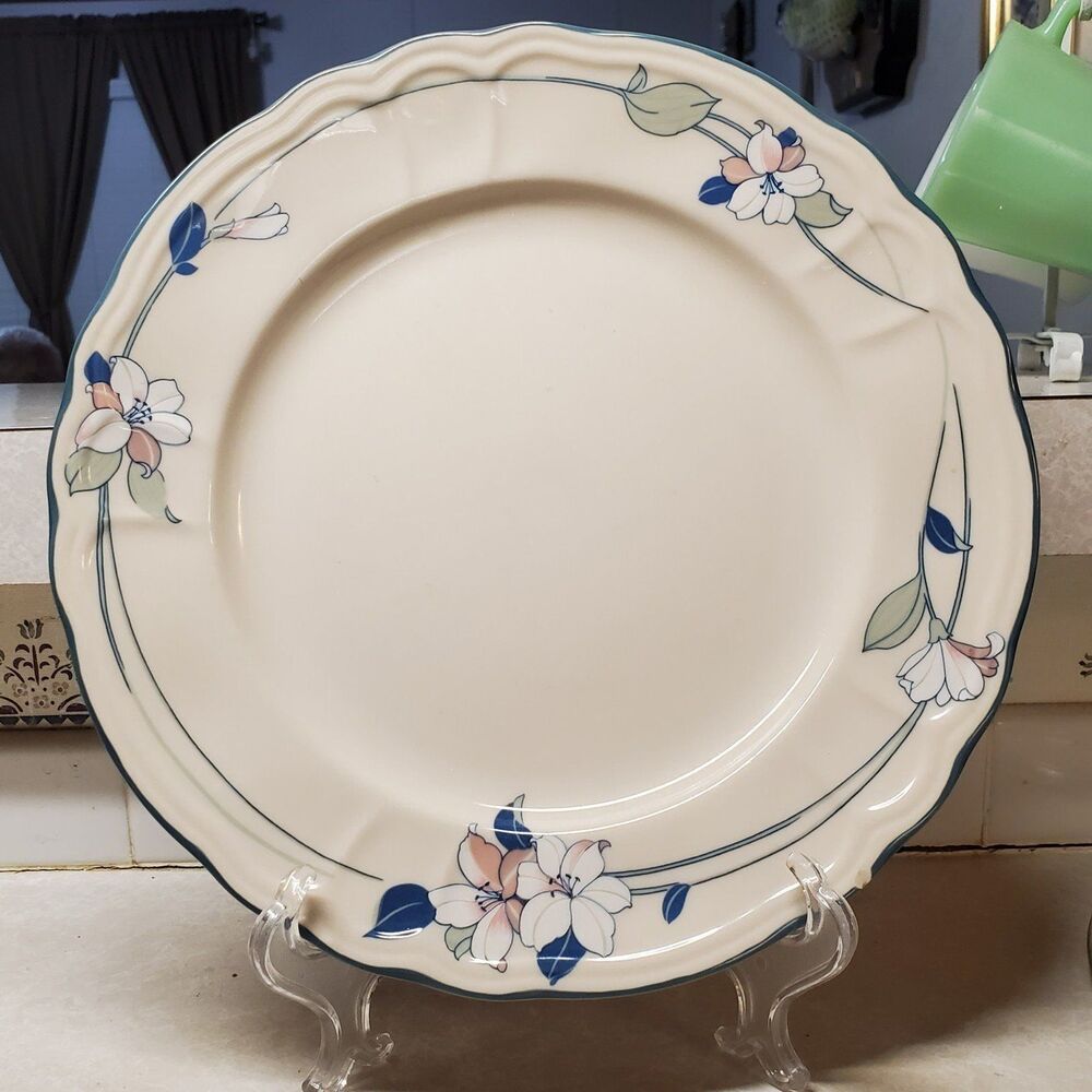 Epoch Apple Blossom Scalloped Edge Dinner Plate 10ยฝ" E941N Chipped